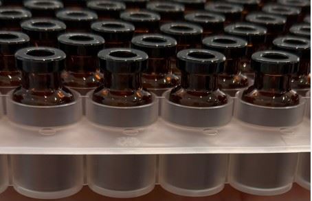 ISO 2R Amber Nest in Tub Sterile Vials